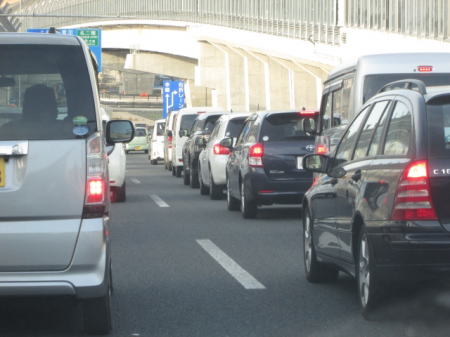 『勇気ある戦い』のように渋滞する道路